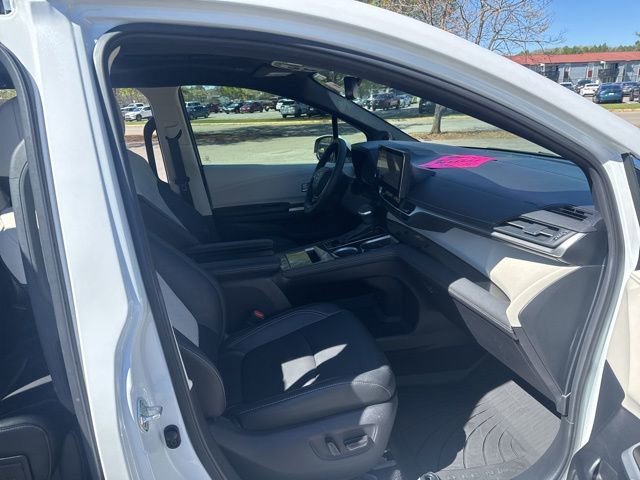 Used 2025 Toyota Sienna Limited image 15