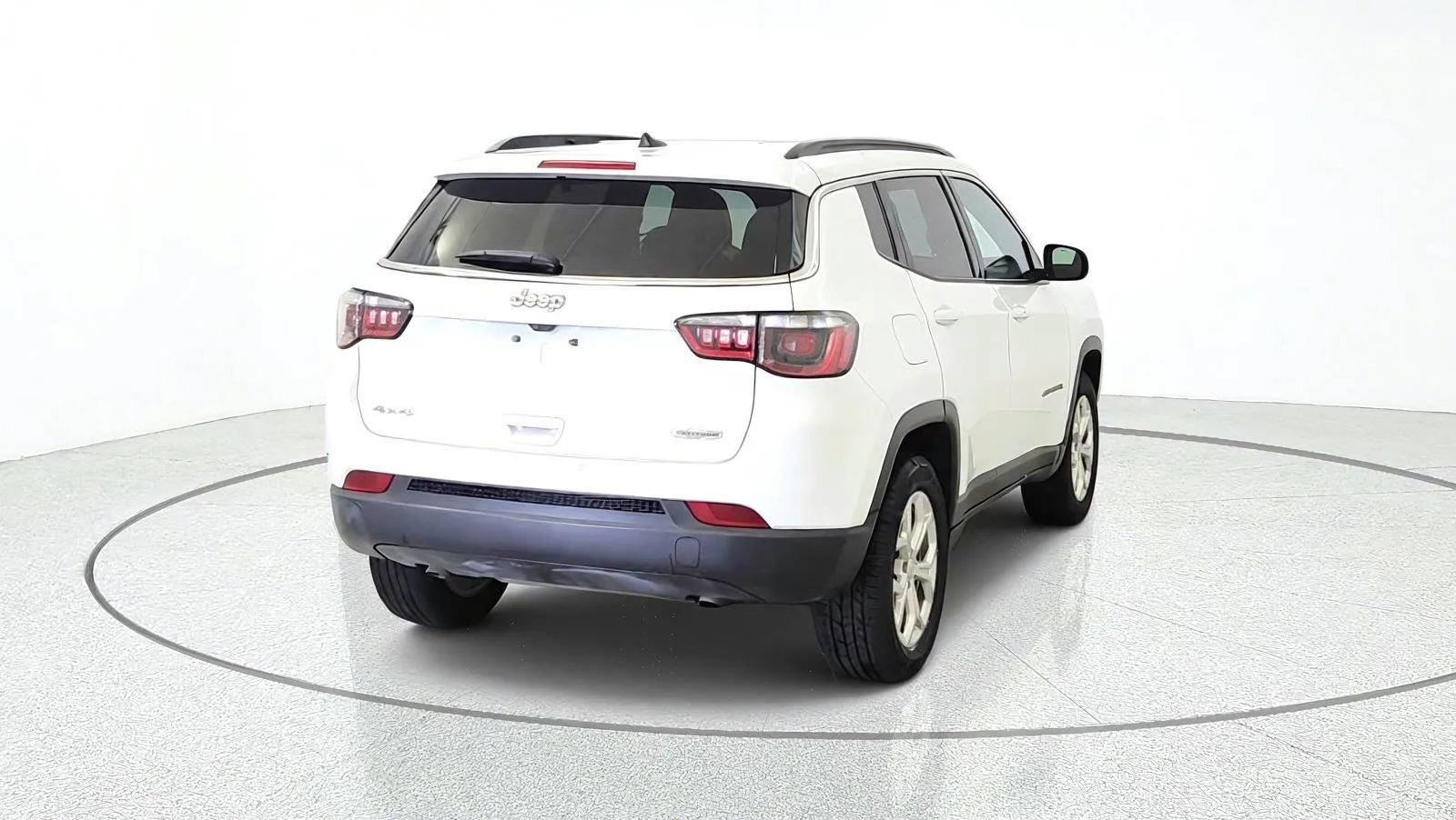 Used 2024 Jeep Compass Latitude AWD/4WD image 8