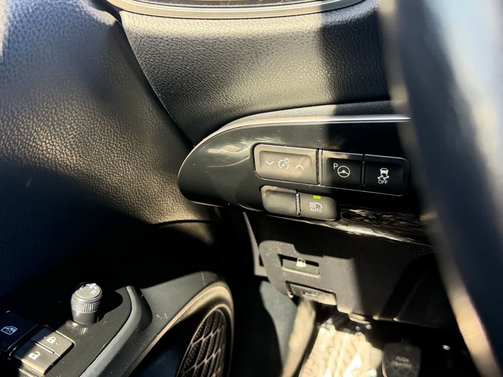 Used 2018 Toyota Prius Three FWD image 18