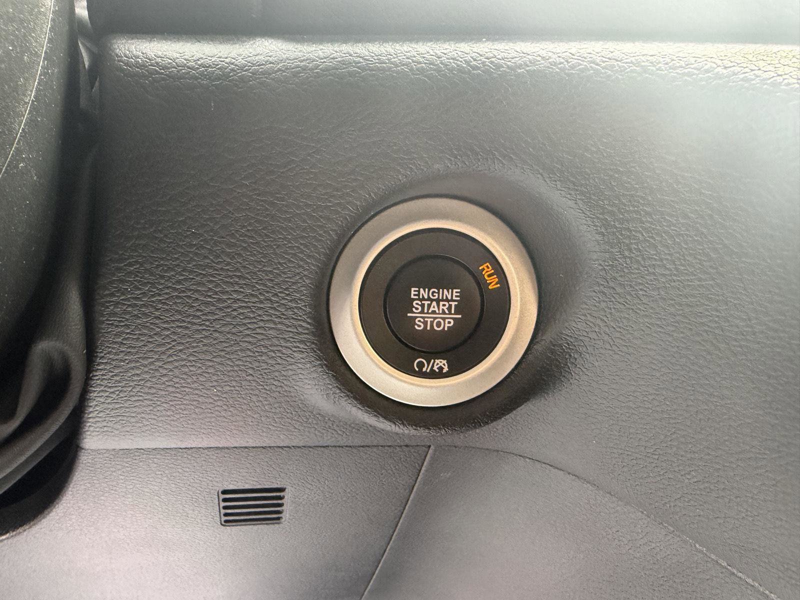 Used 2025 Chrysler Pacifica Select image 17