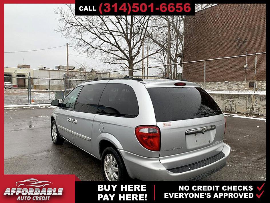 Used 2005 Chrysler Town & Country Touring image 3