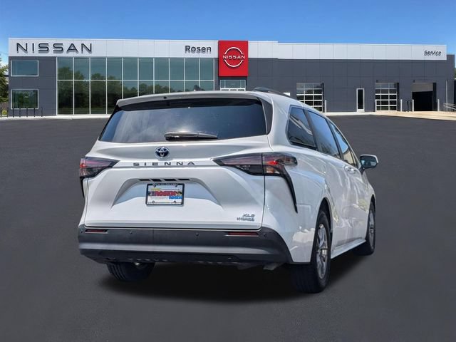 Used 2023 Toyota Sienna XLE FWD image 3
