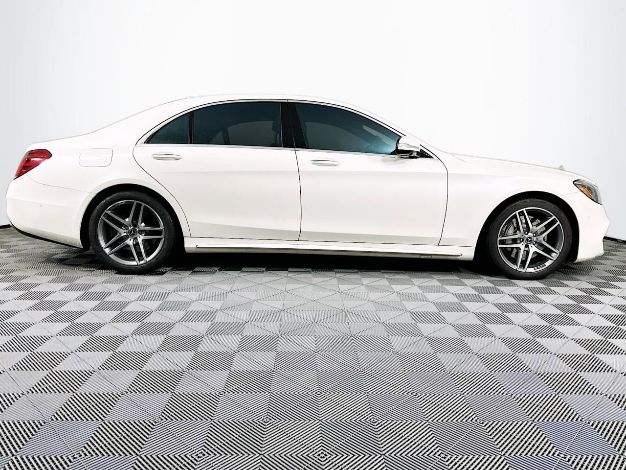 Used 2018 Mercedes-Benz S 560 Sedan image 26