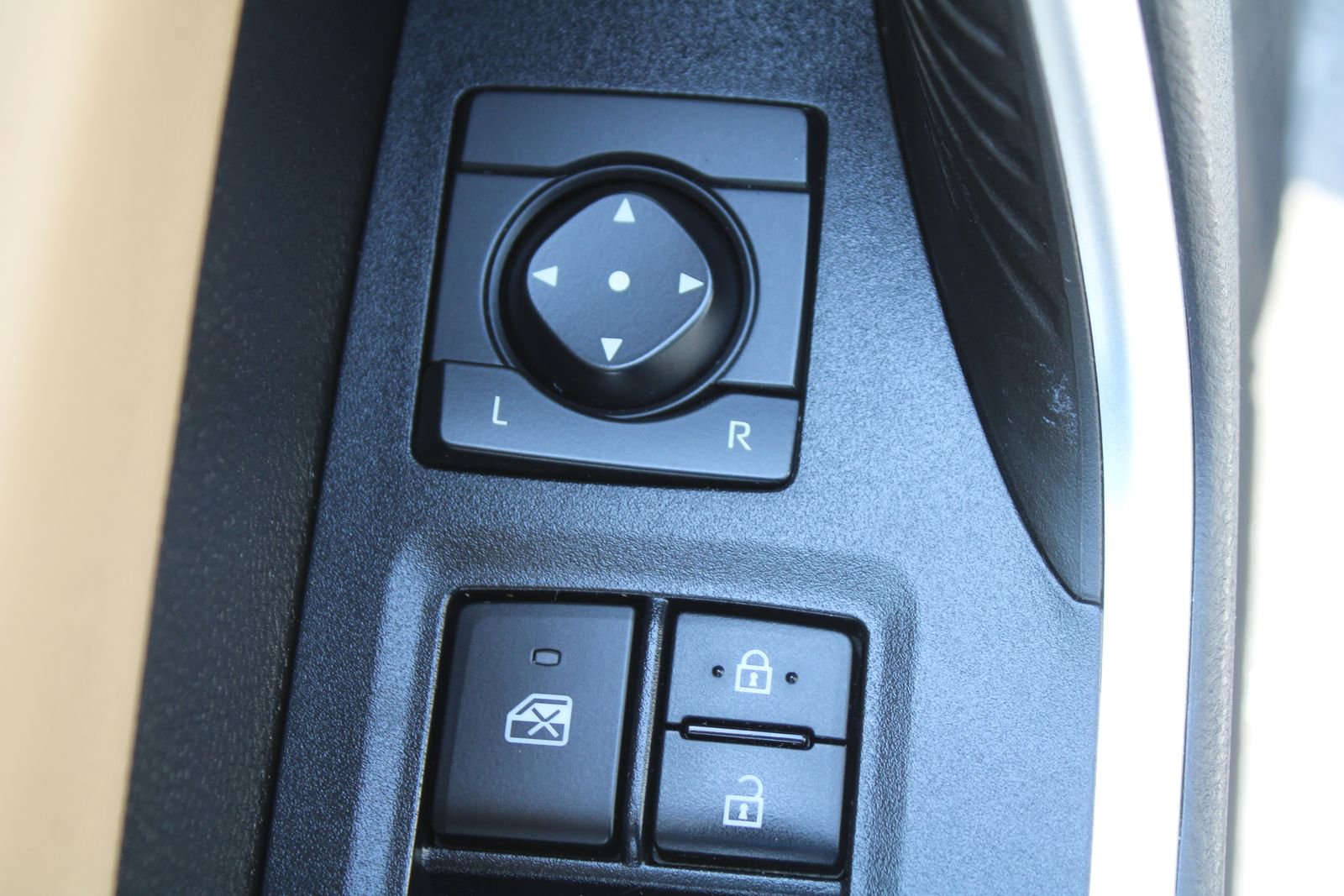 Used 2022 Toyota RAV4 Limited AWD/4WD image 21