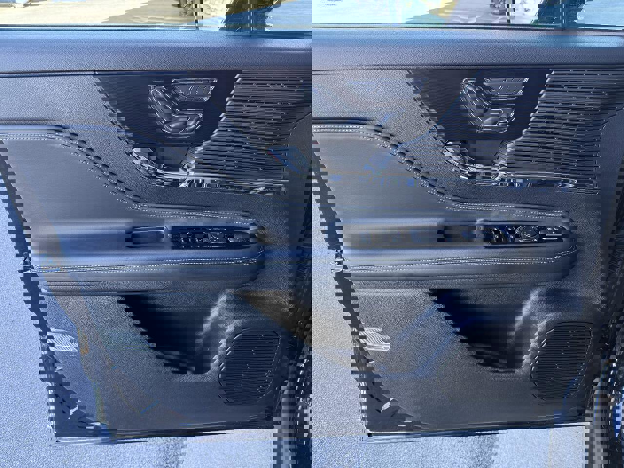 Used 2022 Lincoln Corsair Reserve w/ Equipment Group 201A image 10