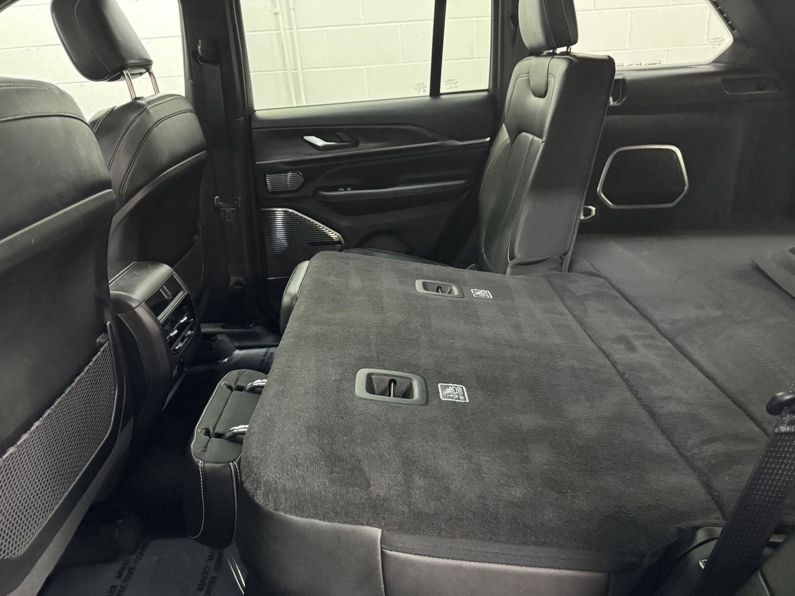Used 2023 Jeep Grand Cherokee Overland AWD/4WD image 29
