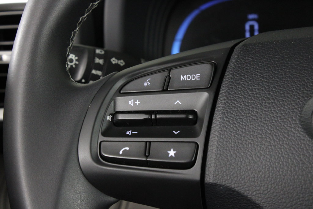 Certified 2025 Hyundai Venue SEL FWD image 27