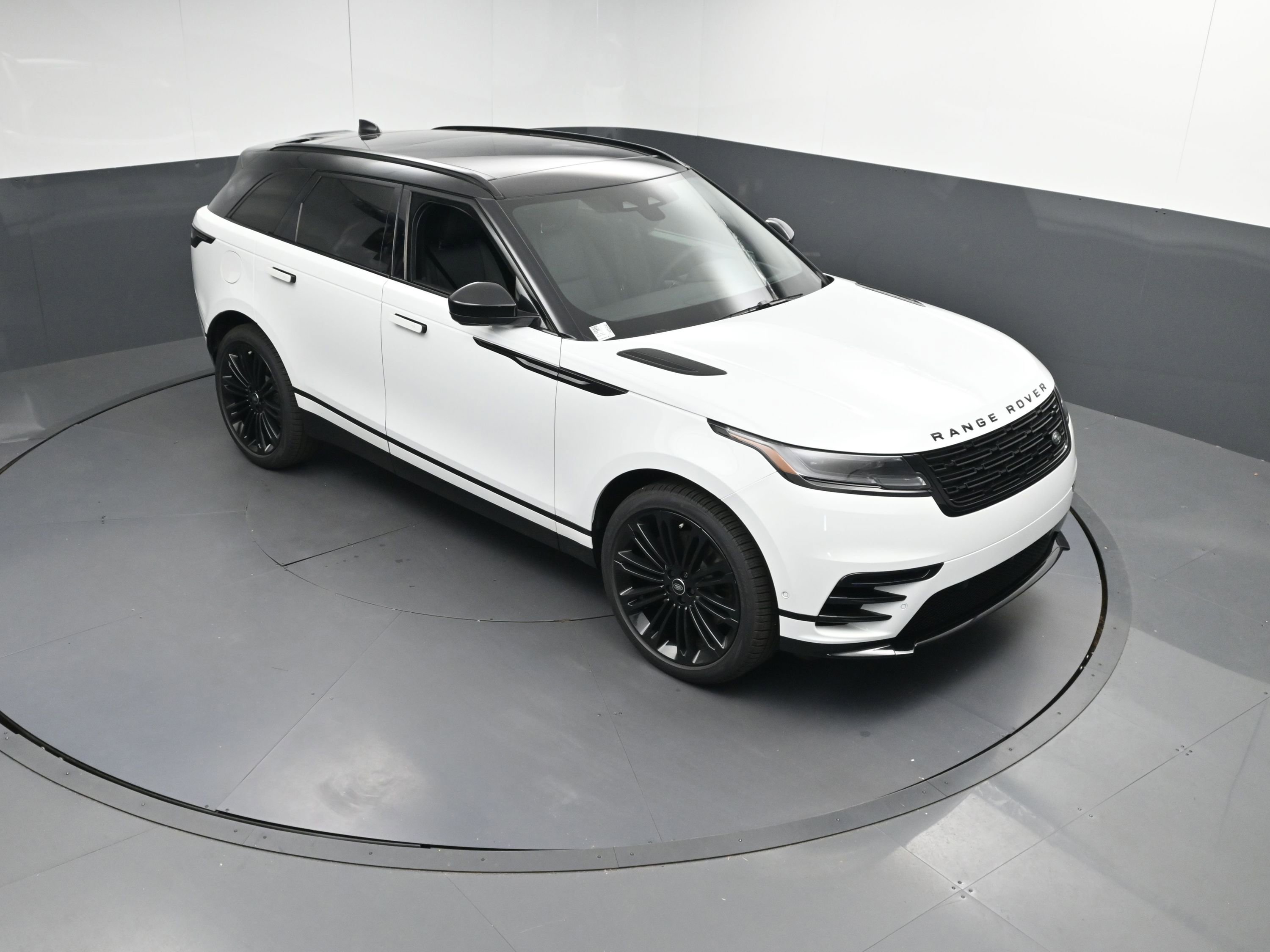 New 2026 Land Rover Range Rover Velar Dynamic SE image 36