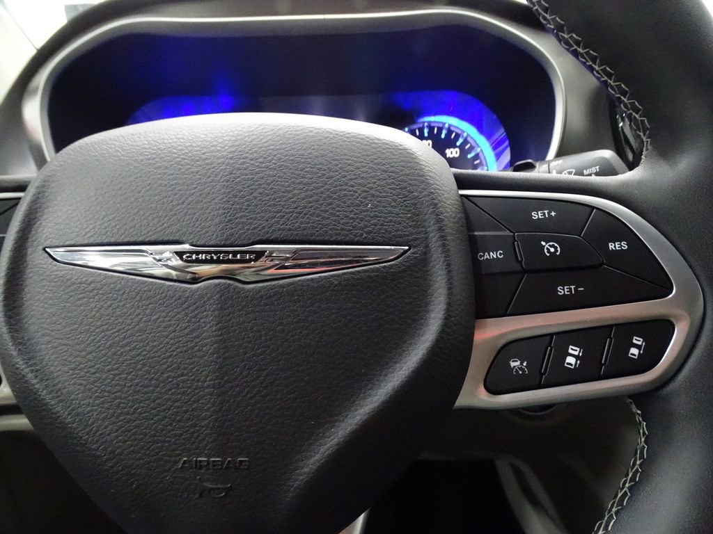 Used 2024 Chrysler Pacifica Touring-L image 27