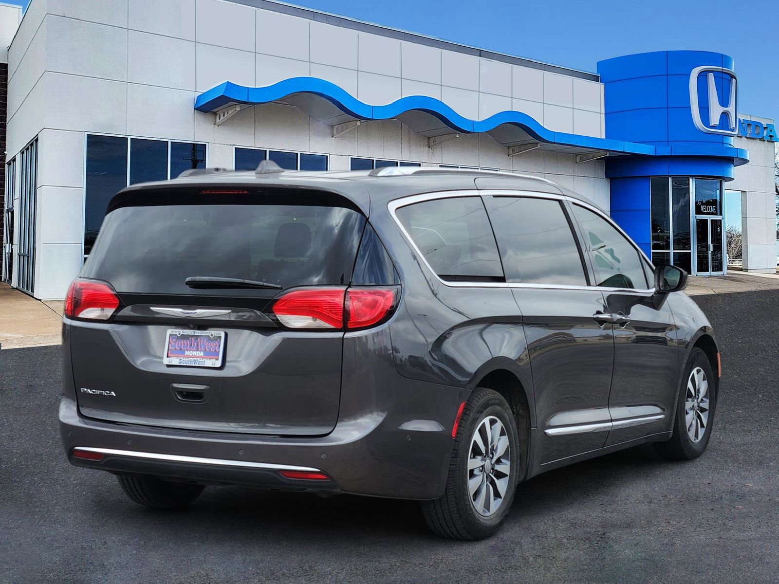 Used 2020 Chrysler Pacifica Touring-L Plus image 5