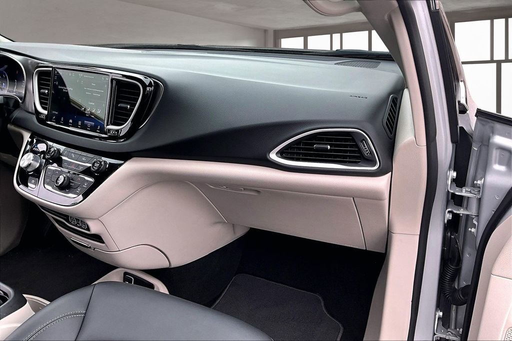 Used 2024 Chrysler Pacifica Touring-L image 27
