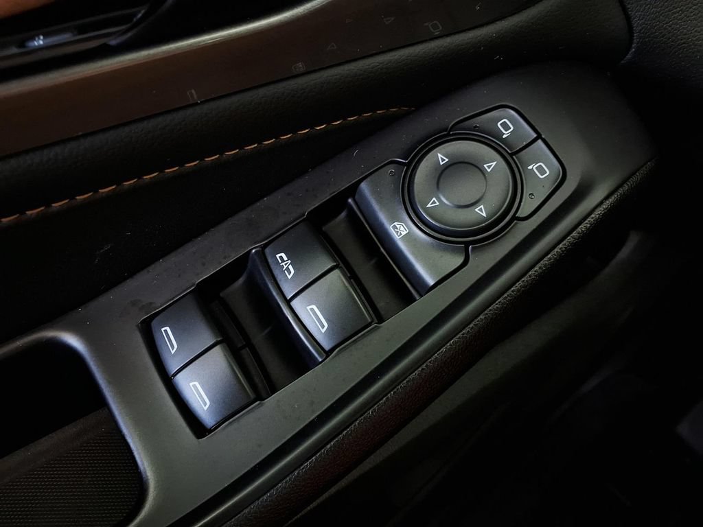 Used 2021 Chevrolet Traverse LT FWD image 25