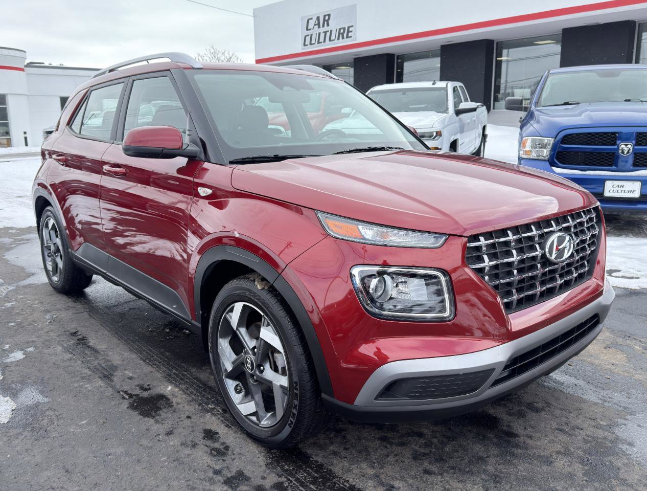 Used 2024 Hyundai Venue SEL FWD image 2