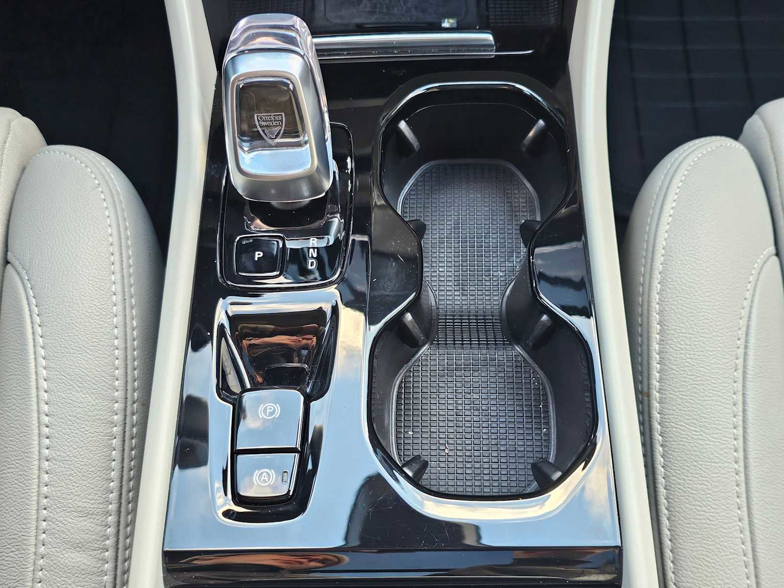 Certified 2024 Volvo XC40 B5 Plus w/ Protection Package Premier image 27