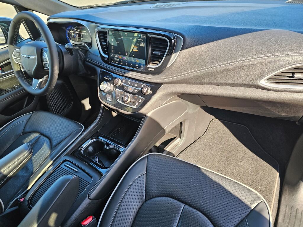 Used 2026 Chrysler Pacifica Limited image 13
