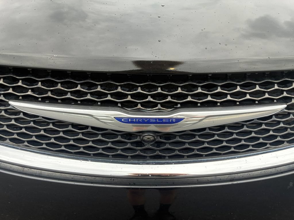 Used 2020 Chrysler Pacifica Touring-L Plus w/ Tire & Wheel Group FWD image 10