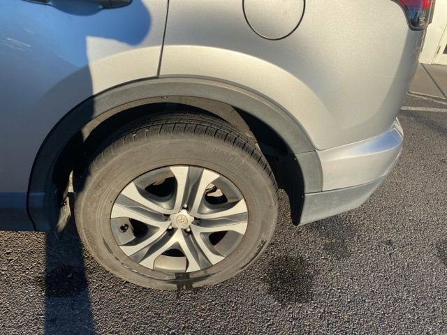 Used 2018 Toyota RAV4 LE image 22