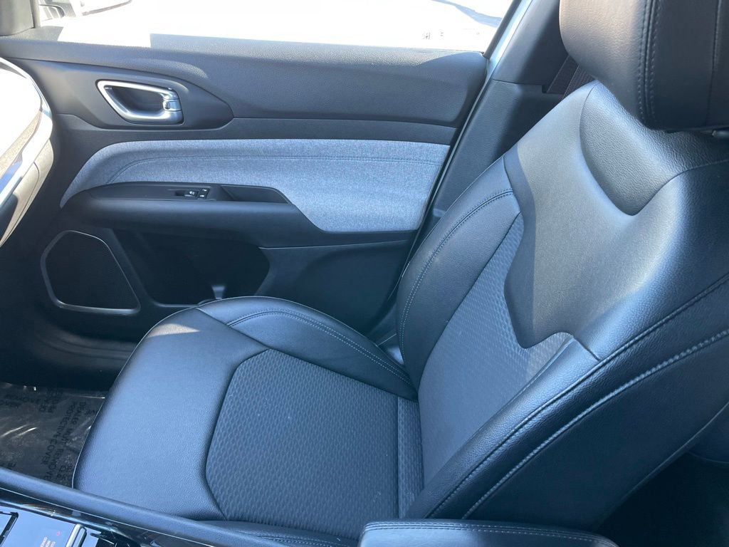 Used 2024 Jeep Compass Latitude image 18