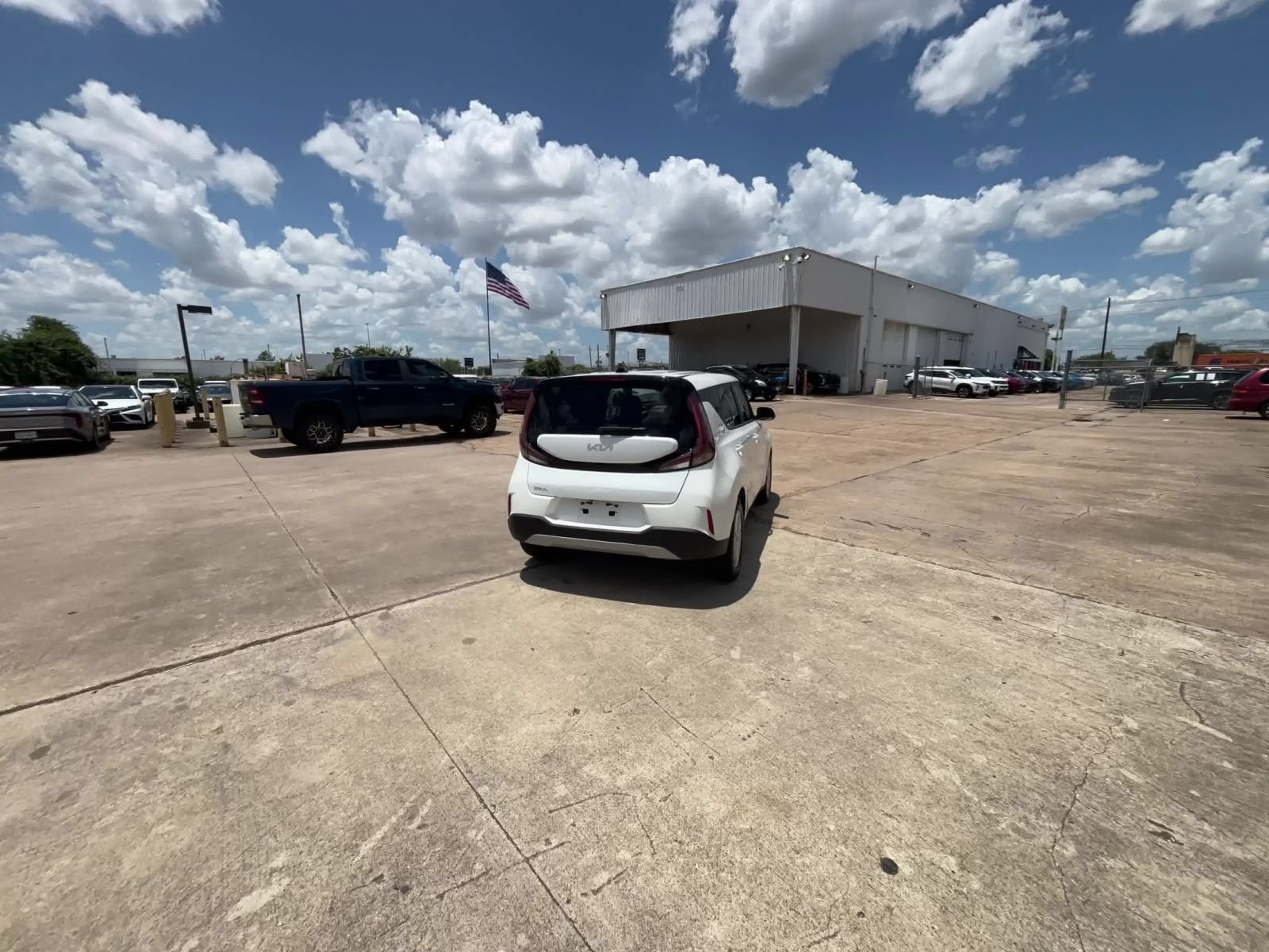 Used 2025 Kia Soul LX w/ LX Technology Package FWD image 16
