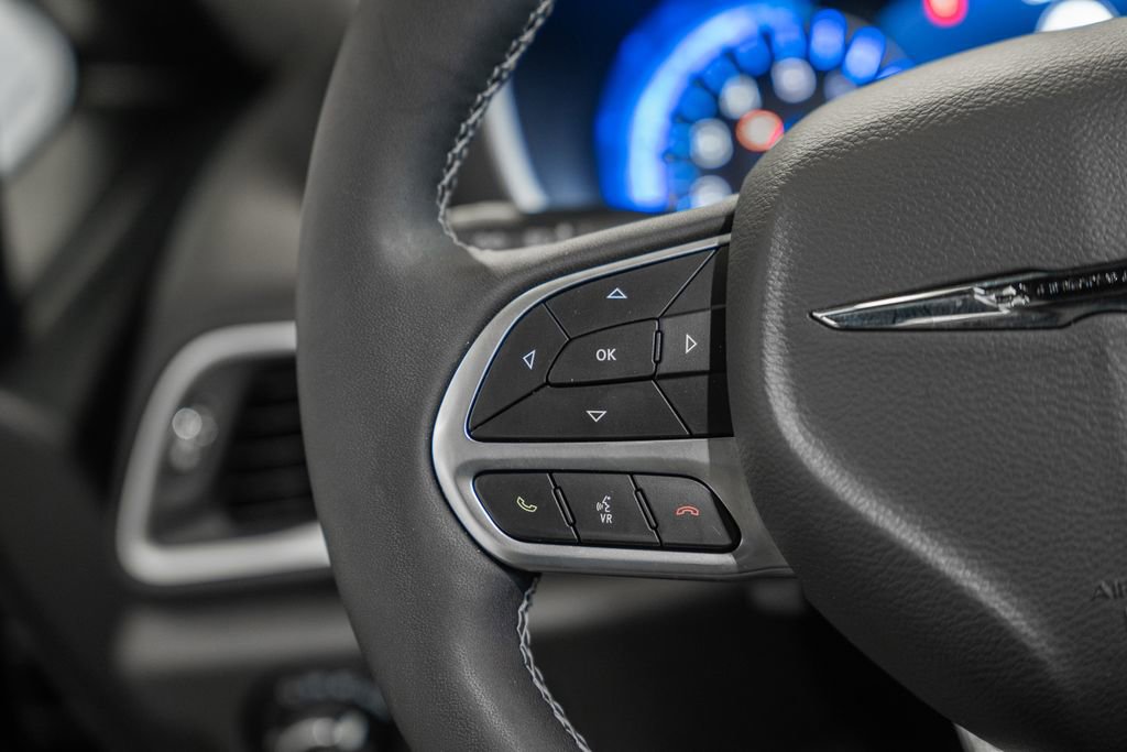 Used 2025 Chrysler Pacifica Select image 33