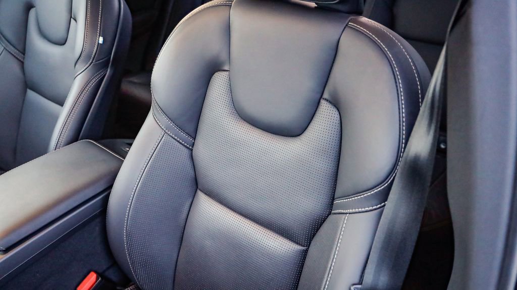 Used 2023 Volvo XC60 T8 Ultimate w/ Climate Package image 27