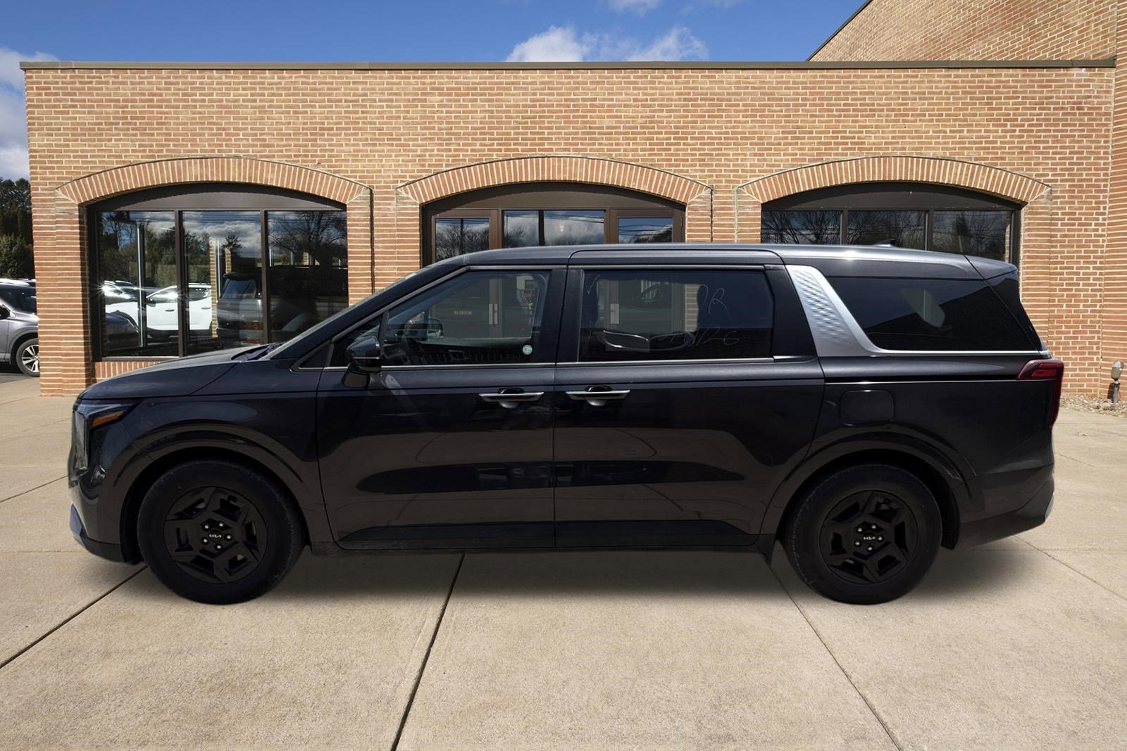Used 2025 Kia Carnival FWD image 6