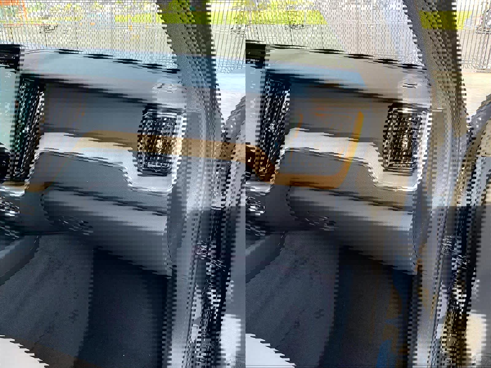 New 2026 Volvo XC60 T8 Plus w/ Protection Package Premier image 28