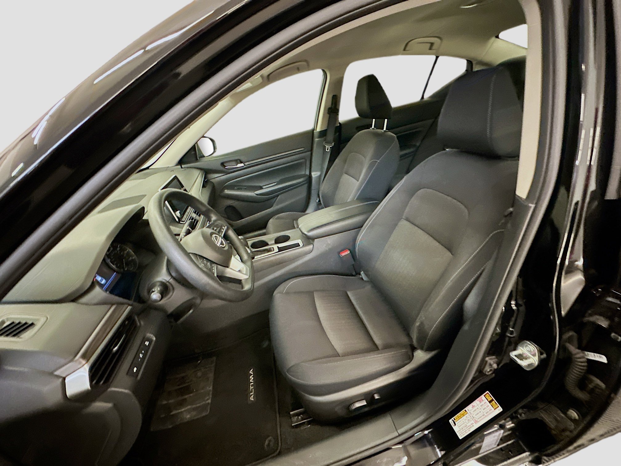 Used 2025 Nissan Altima 2.5 SV image 13