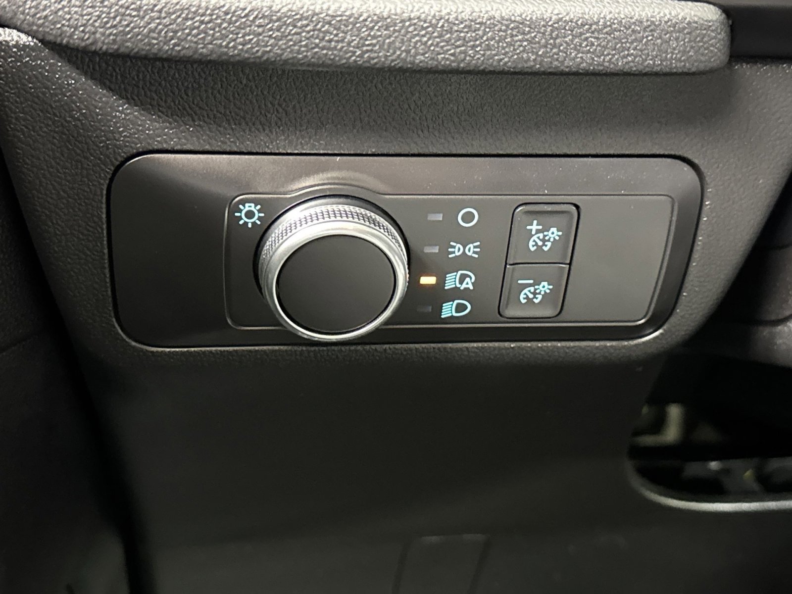 Used 2020 Ford Escape SE image 37