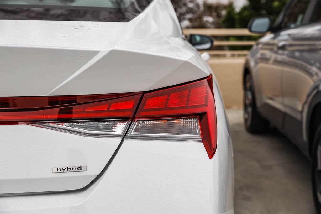 Certified 2025 Hyundai Elantra Limited FWD image 9