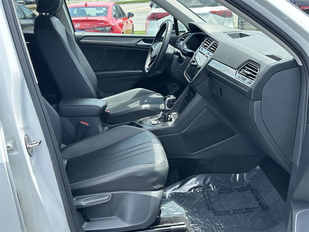 Used 2024 Volkswagen Tiguan SE image 6