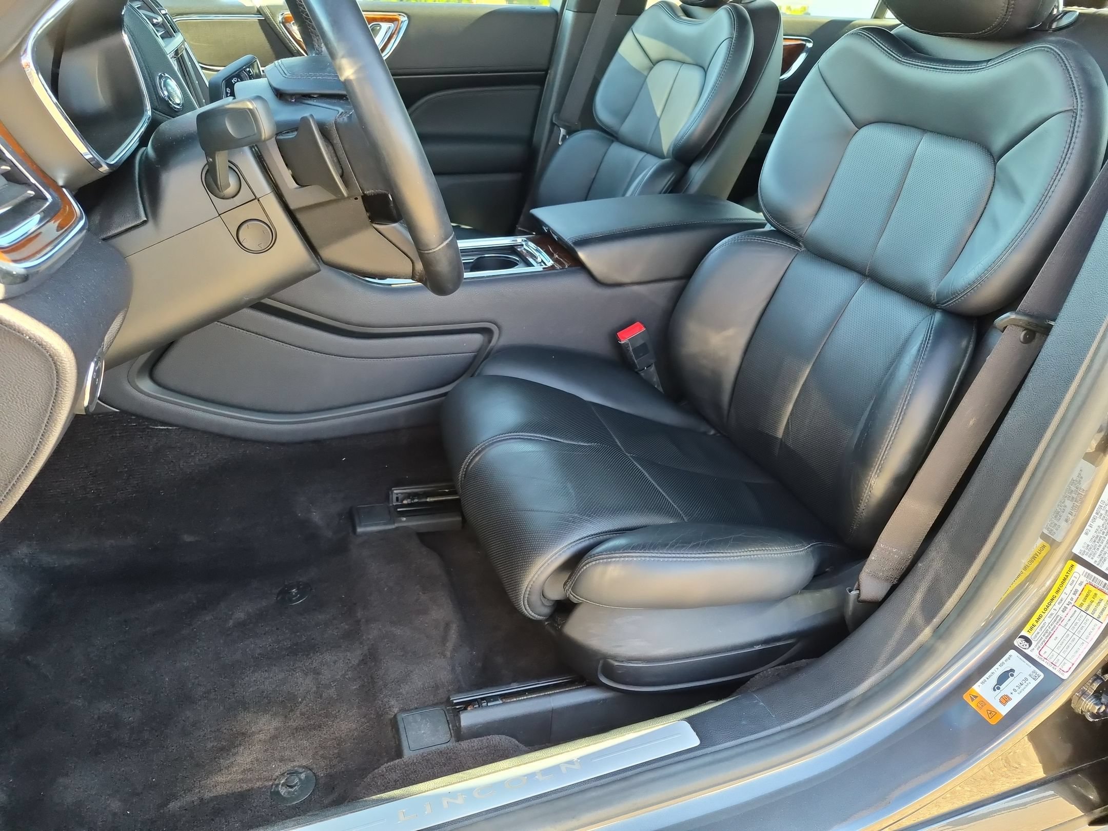 Used 2017 Lincoln Continental Select AWD/4WD image 18