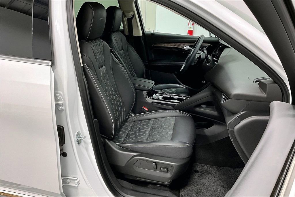 Used 2023 Buick Envision Avenir image 10