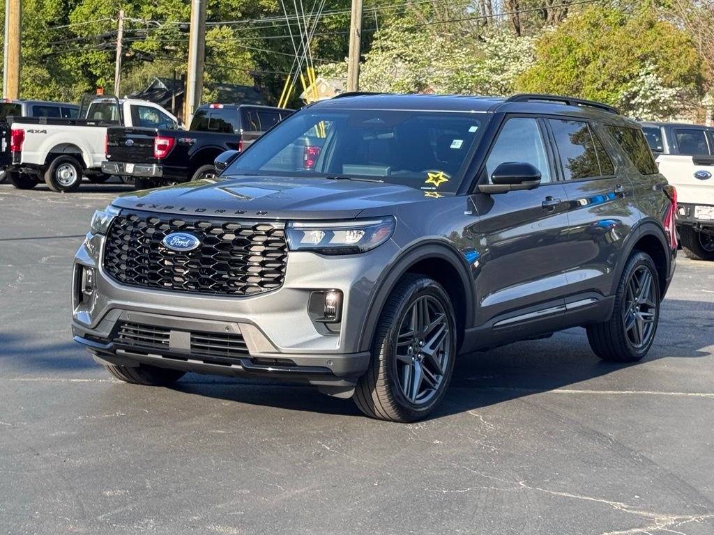 Used 2025 Ford Explorer ST-Line w/ ST-Line Street Pack AWD/4WD image 2