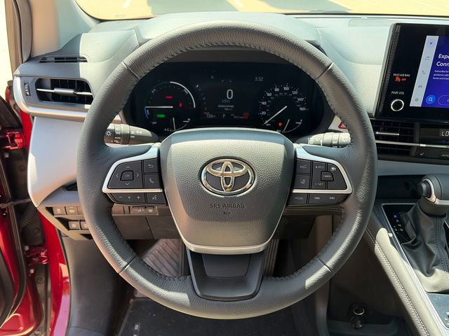Used 2025 Toyota Sienna XLE FWD image 21