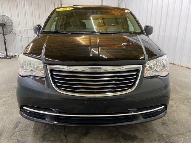 Used 2014 Chrysler Town & Country Touring FWD image 2