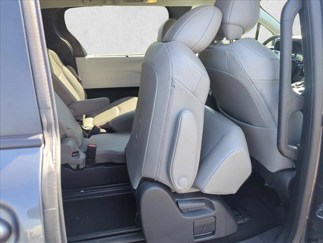 Certified 2025 Toyota Sienna XLE FWD image 27