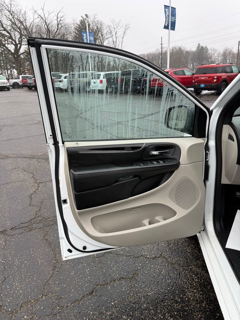 Used 2020 Dodge Grand Caravan SXT FWD image 17