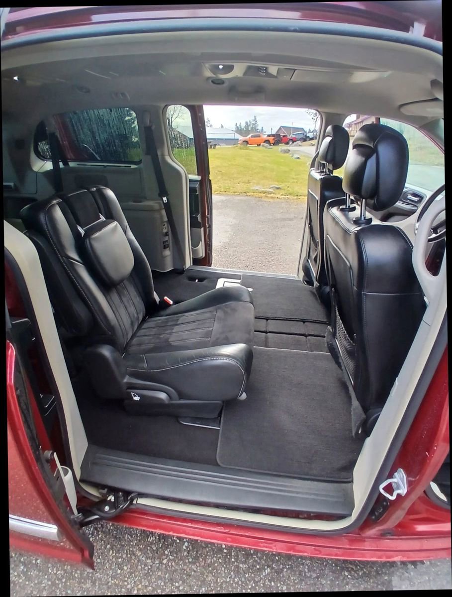 Used 2014 Chrysler Town & Country Touring-L image 13