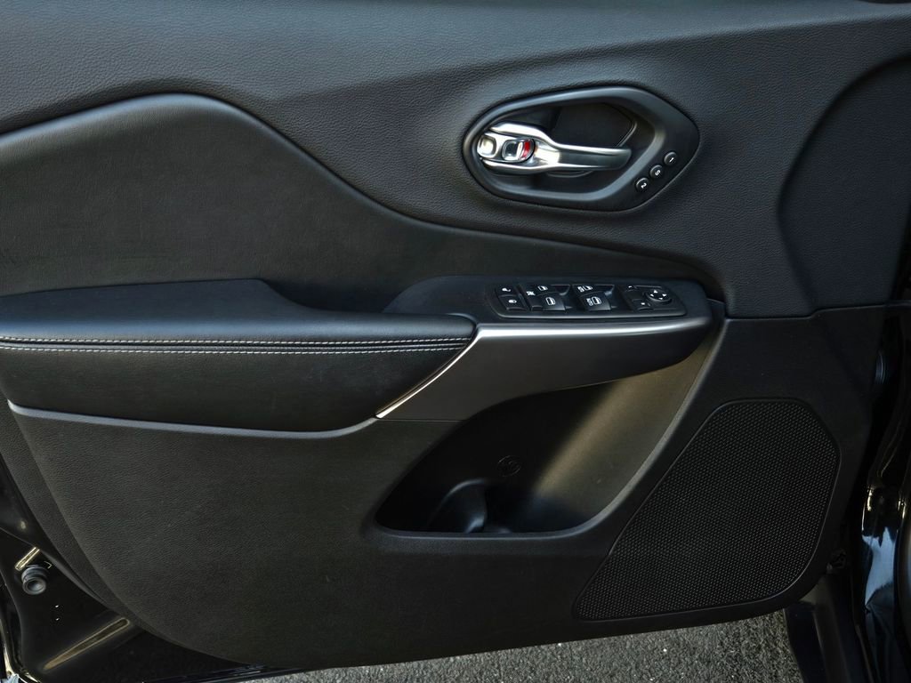 Used 2019 Jeep Cherokee Limited image 10