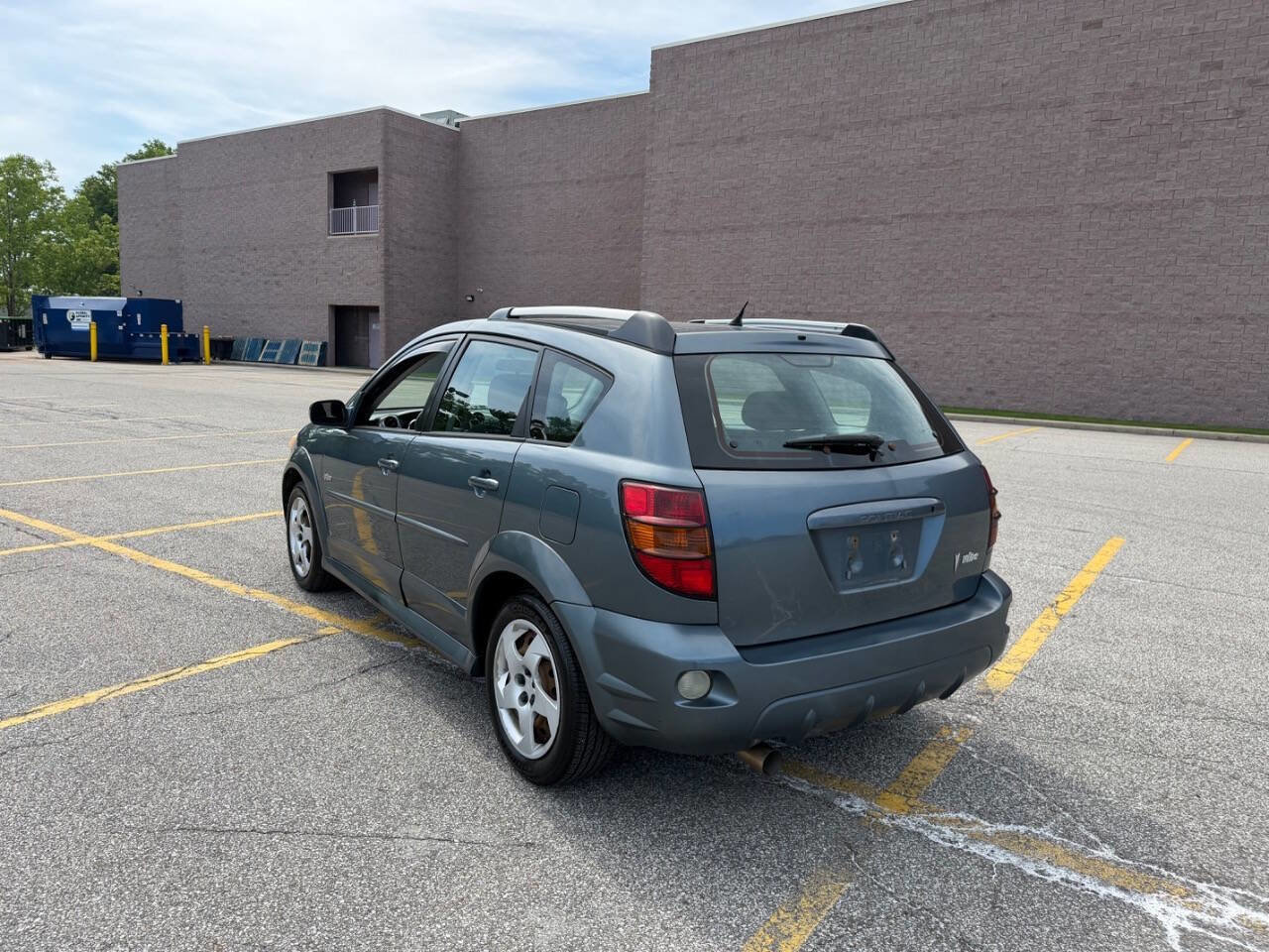 Used 2007 Pontiac Vibe w/ Sun And Sound Package FWD image 3