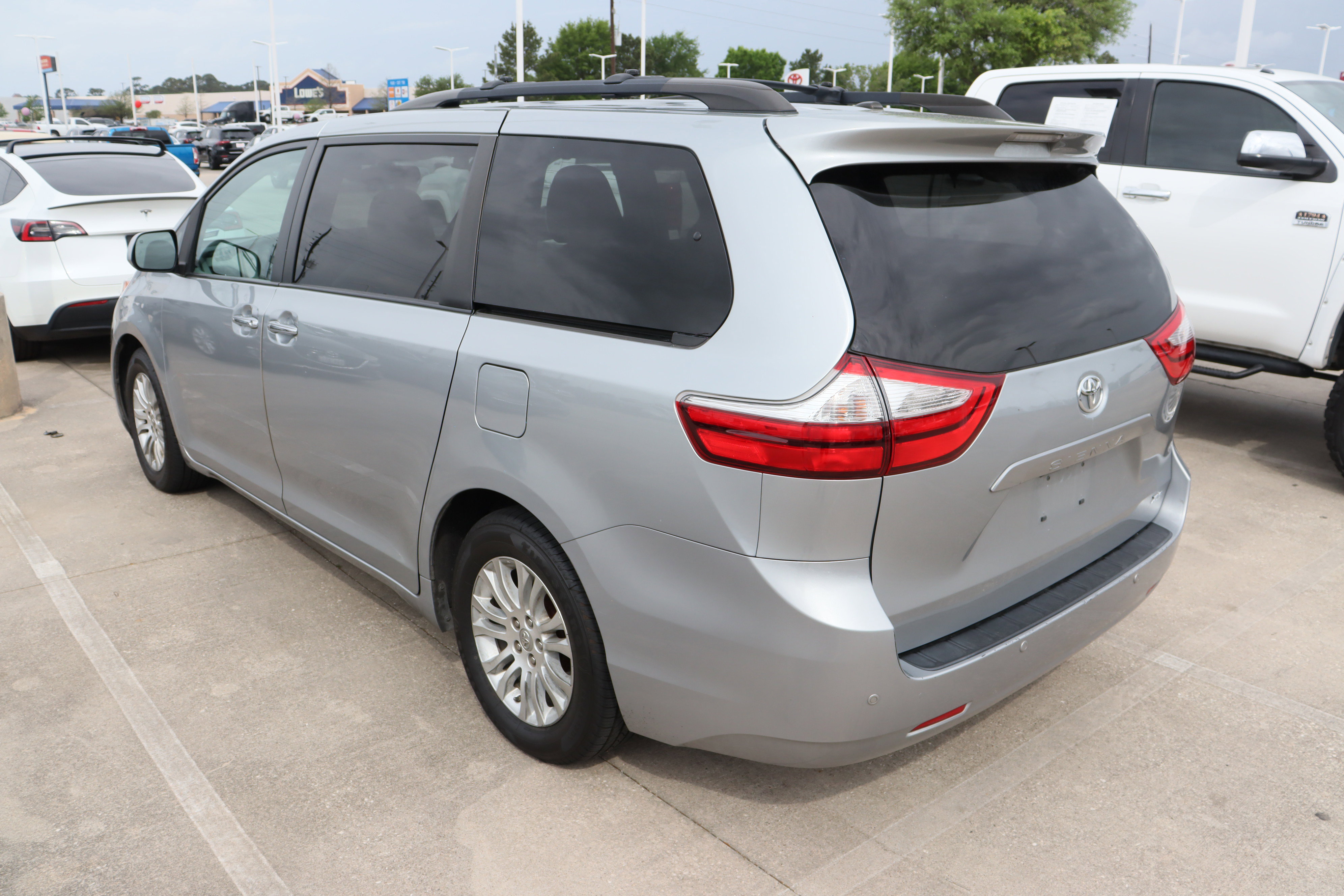 Used 2017 Toyota Sienna XLE w/ XLE Navigation Package image 7
