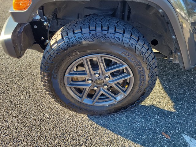 Used 2024 Jeep Gladiator Sport AWD/4WD image 5