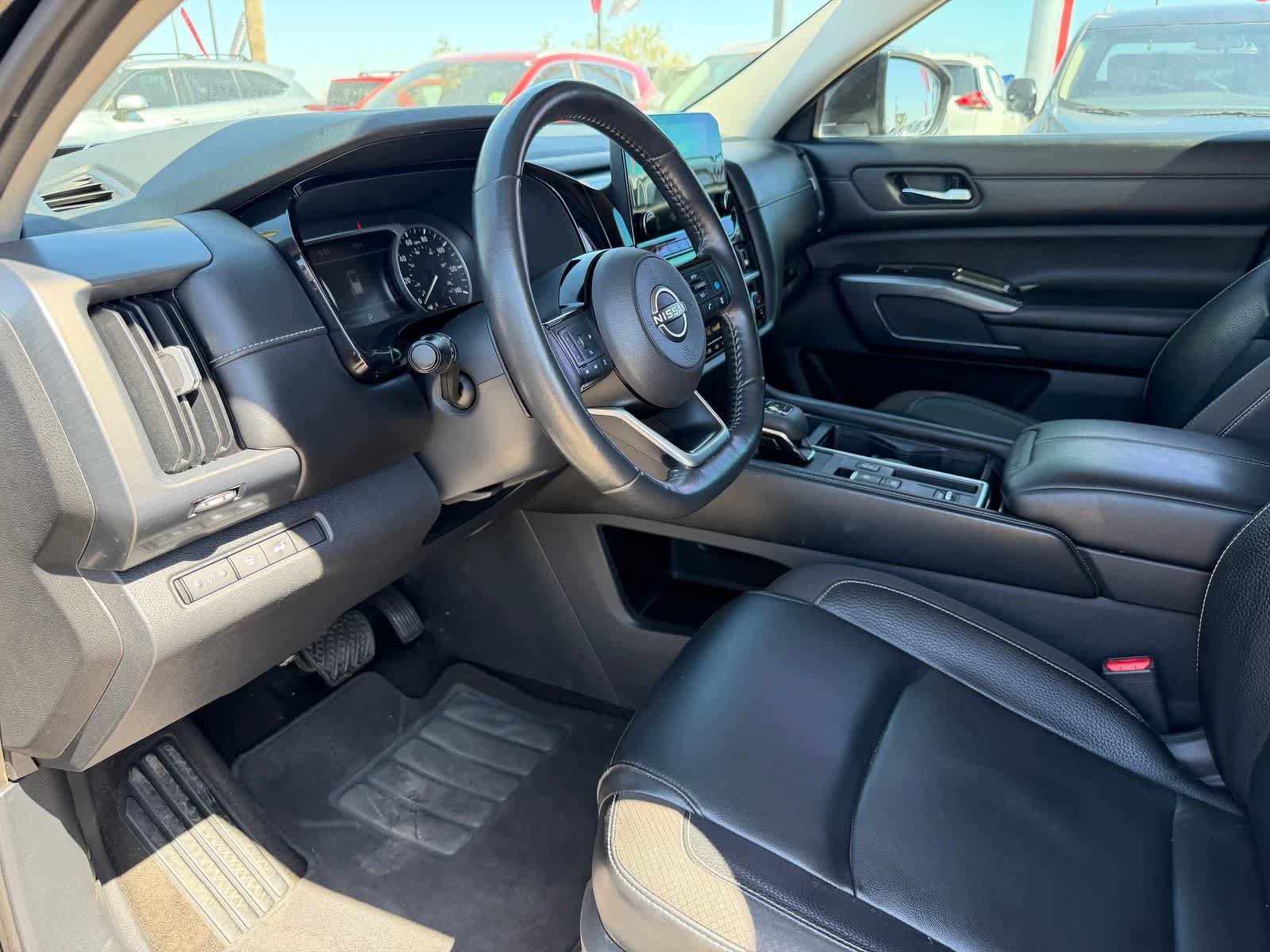 Used 2022 Nissan Pathfinder SL FWD image 2