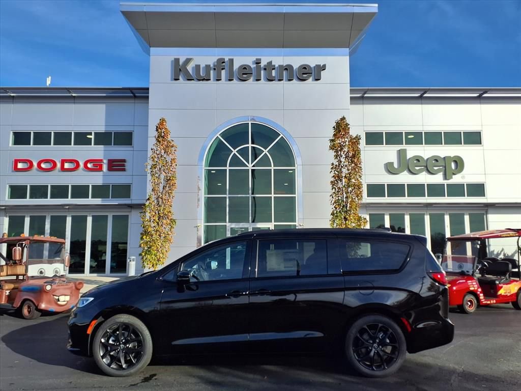 New 2026 Chrysler Pacifica Select w/ S Appearance Package
