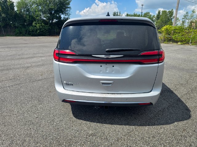 Used 2024 Chrysler Pacifica Touring-L FWD image 5