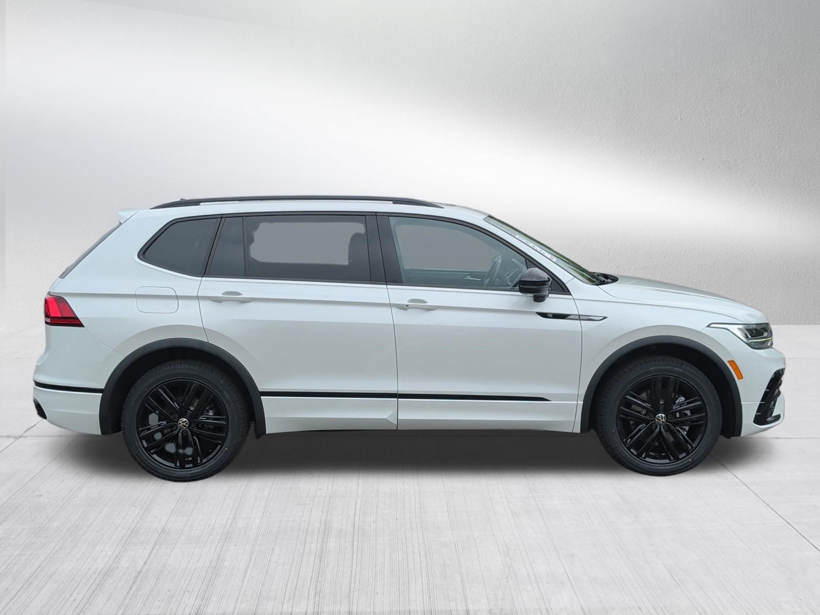 Used 2022 Volkswagen Tiguan SE R-Line AWD/4WD image 8