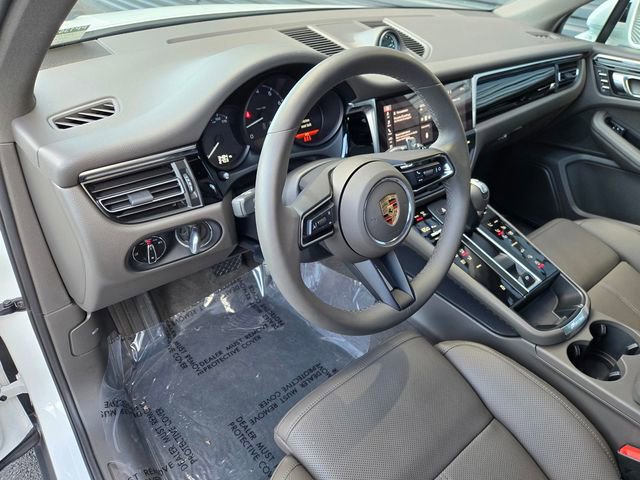 Used 2025 Porsche Macan image 4
