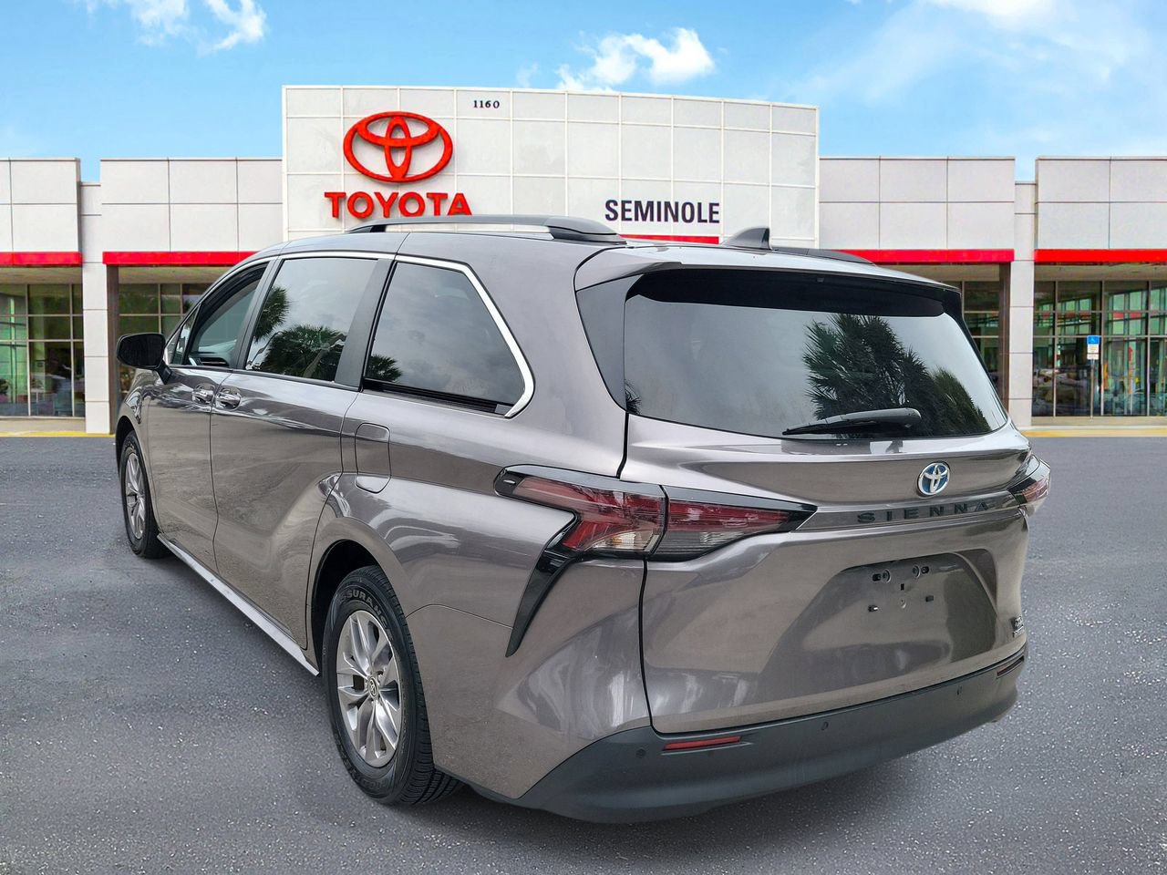 Used 2024 Toyota Sienna XLE FWD image 4