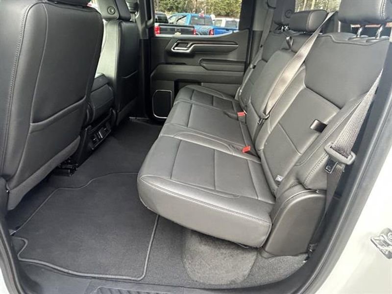 Used 2025 GMC Sierra 1500 SLT AWD/4WD image 29
